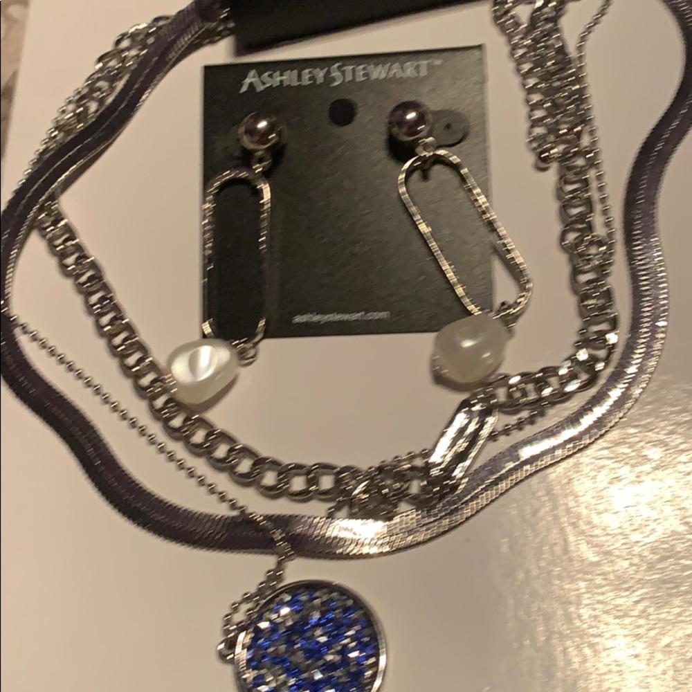Women silvertone 3 piece necklace & earring